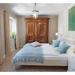 Weingut & Gaestehaus Giwergreif בית הארחה 3*