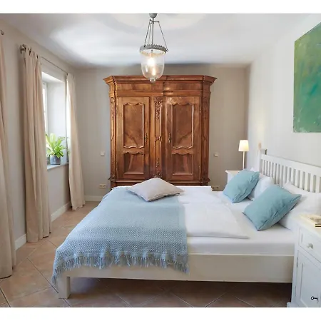 Weingut & Gaestehaus Giwergreif Gasthuis 3*