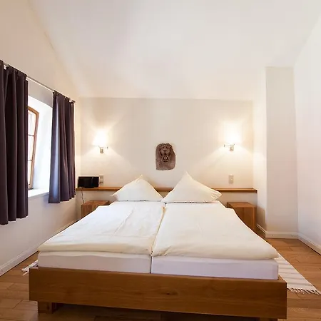 Weingut & Gaestehaus Giwergreif Gasthuis 3*